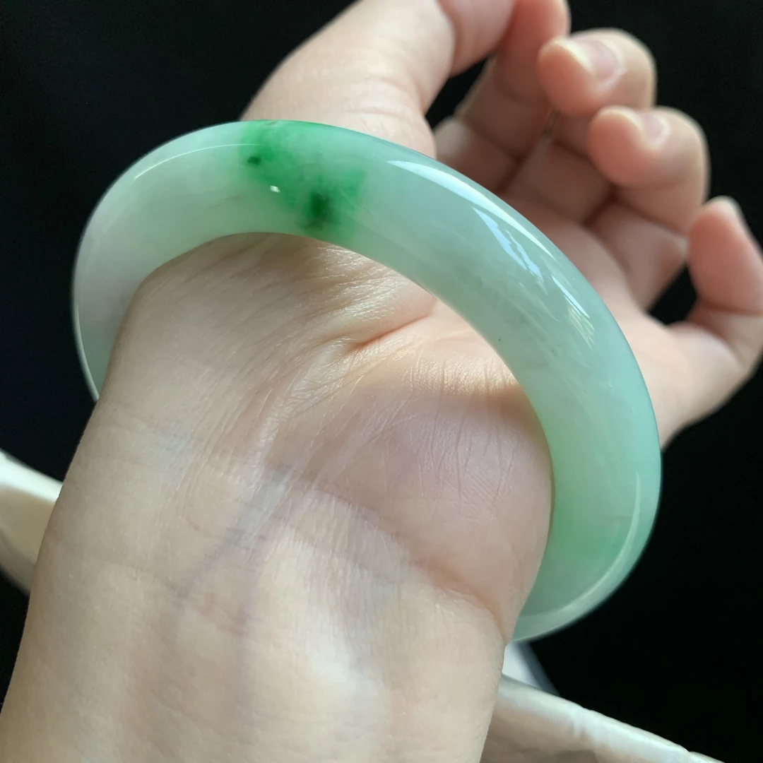 57圈口天然翡翠飘阳绿圆条种水玉手镯270007内部多处石纹，不扣手