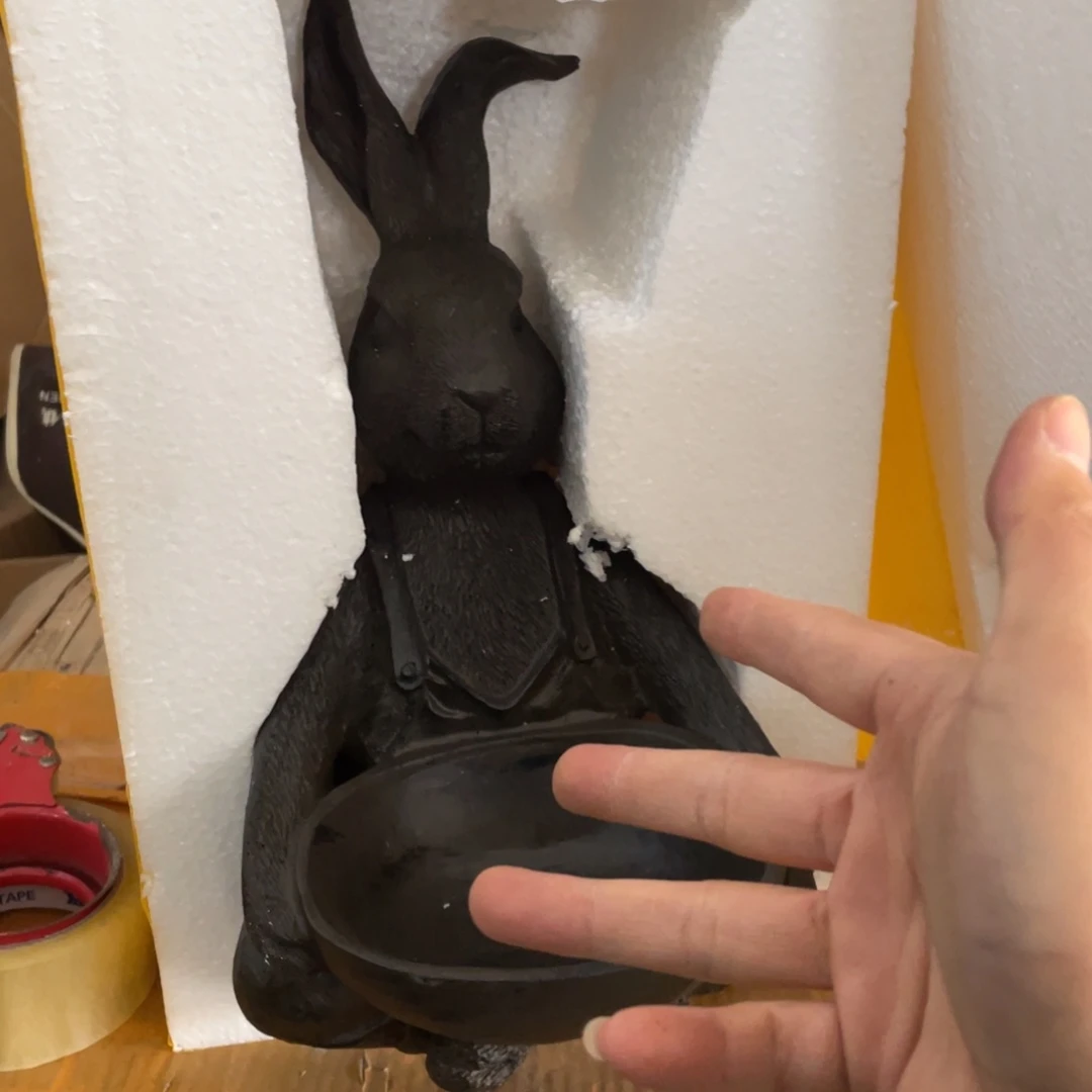 【闪购商品】树脂黑色坐兔抱盆摆件