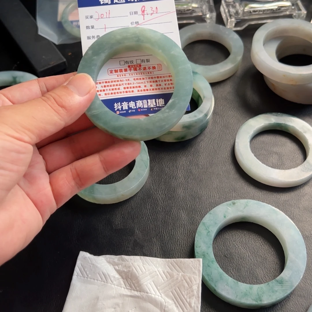 J***y定制翡翠未镶嵌天然翡翠手镯