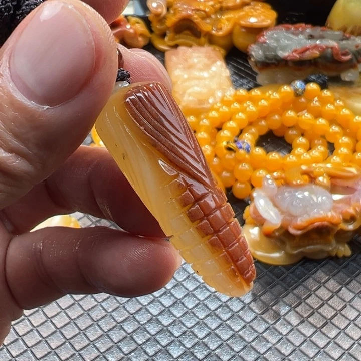 石英质玉（黄龙玉）颈饰未镶嵌