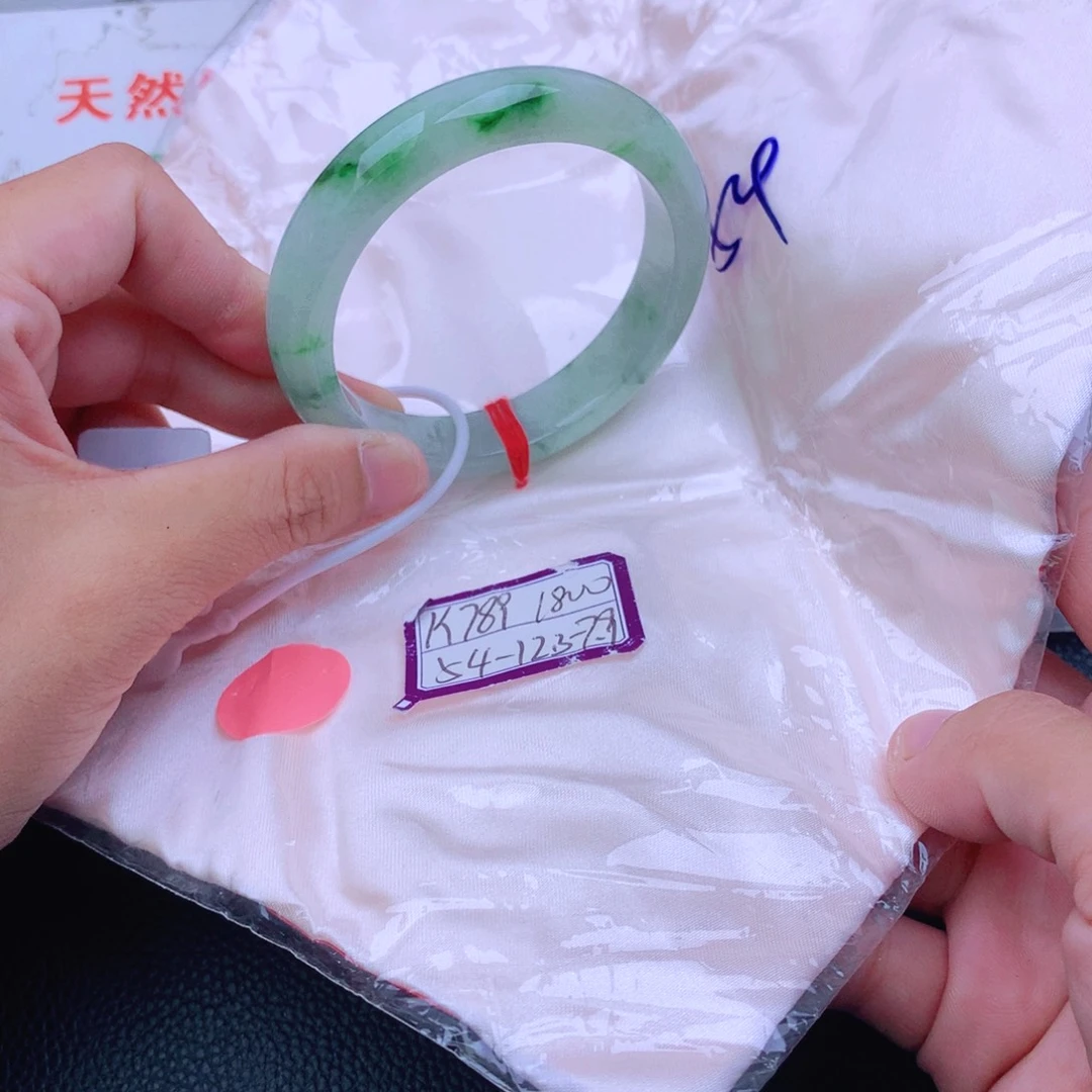 翡翠手镯未镶嵌翡翠