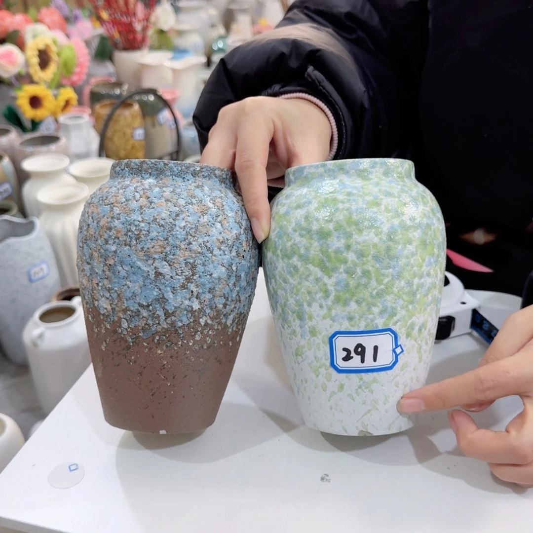 291号一对小花瓶高16厘米瑕疵