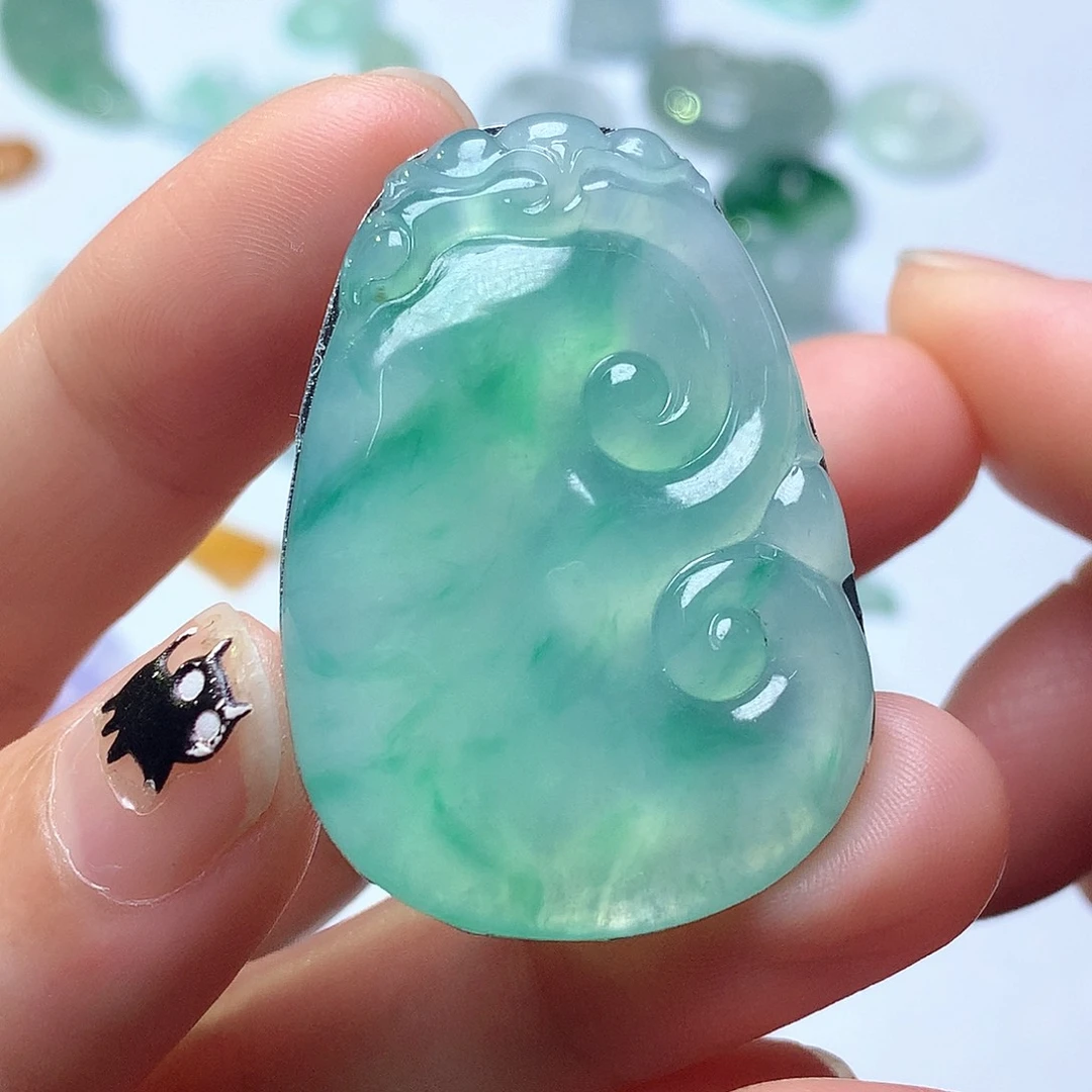 翡翠未镶嵌颈饰如意