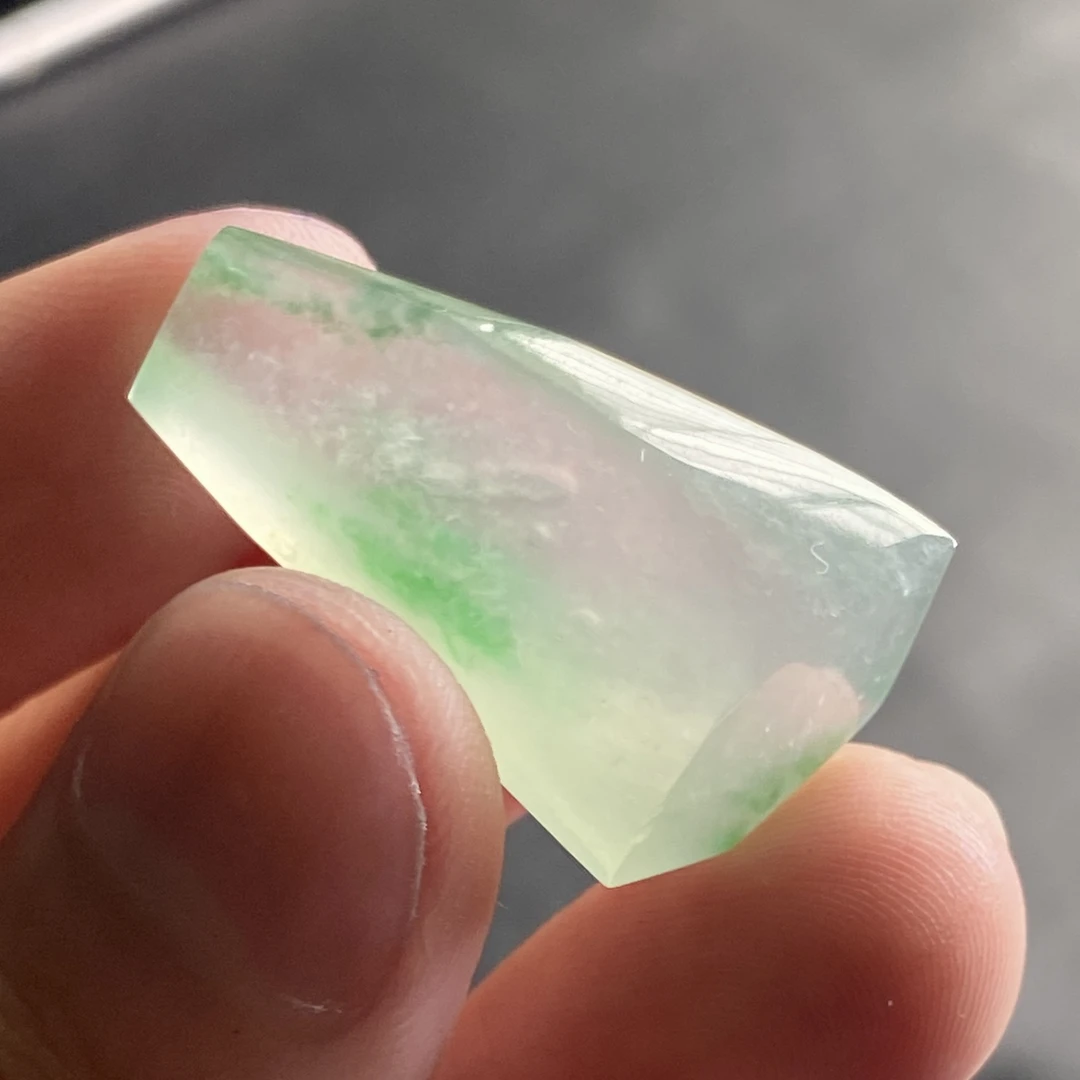 高冰种翡翠金丝阳绿起光俏色光面件吊坠料31-18-11mm