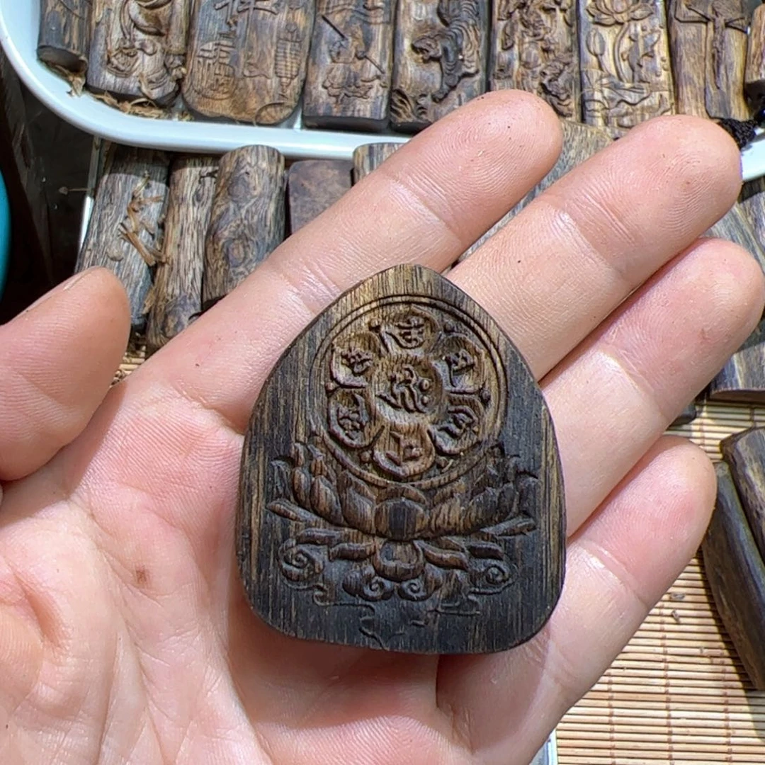 沉香沉香碎屑绿棋雕刻9.8克