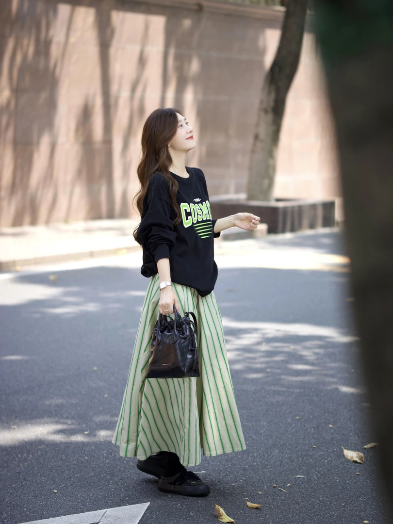 2025新款韩系慵懒气质黑色印花长袖T恤上衣绿色条纹半身裙套装女