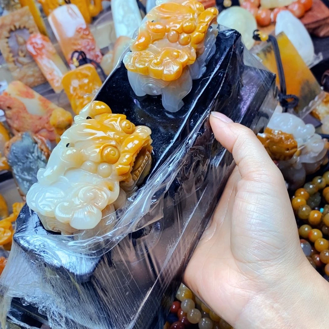 未镶嵌石英质玉（黄龙玉）颈饰