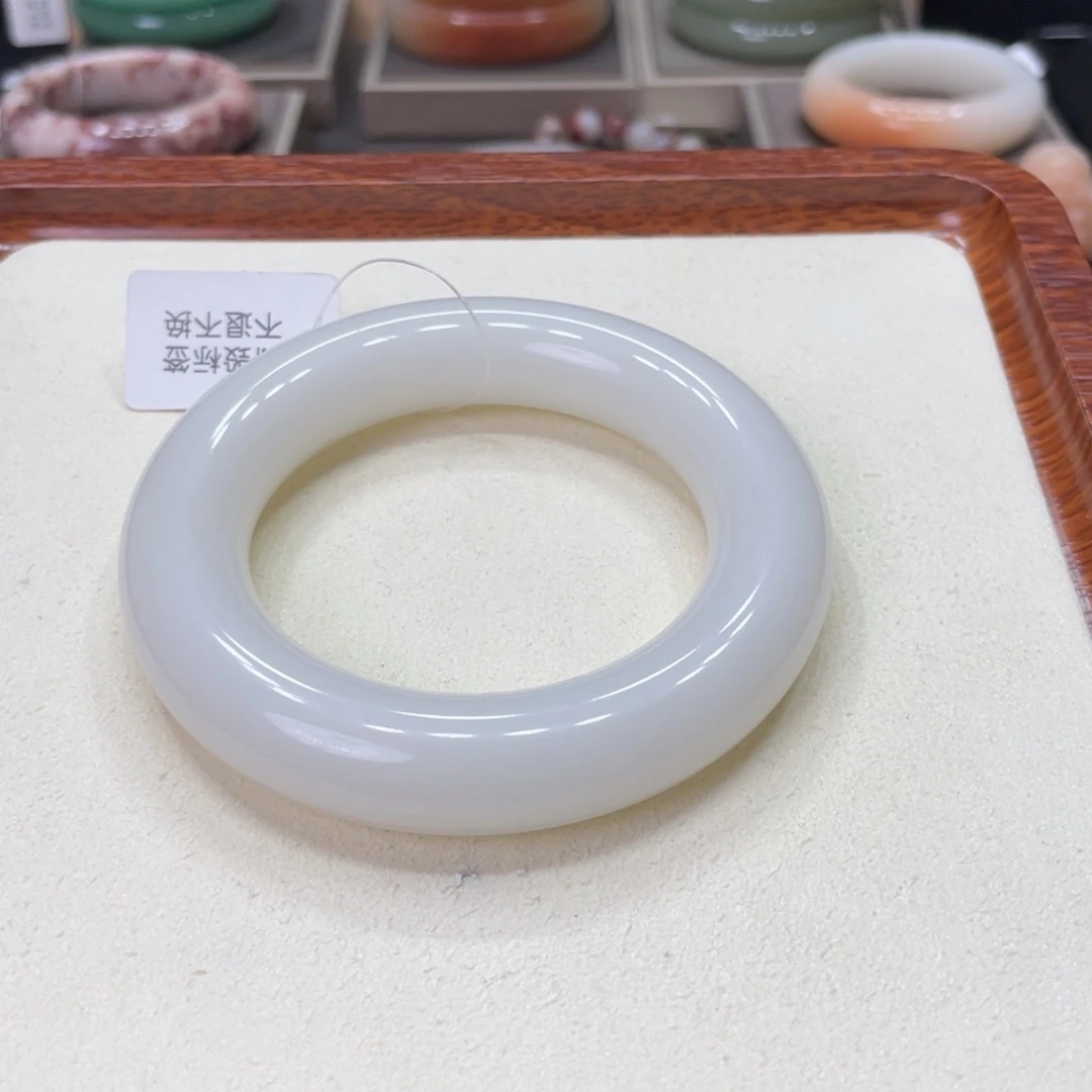 未镶嵌手镯石英岩玉