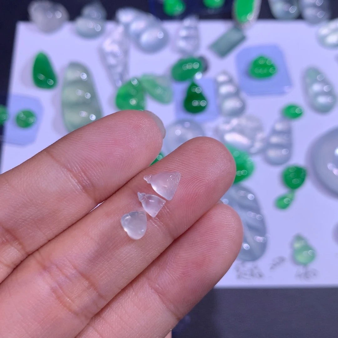 翡翠未镶嵌颈饰莲蓬