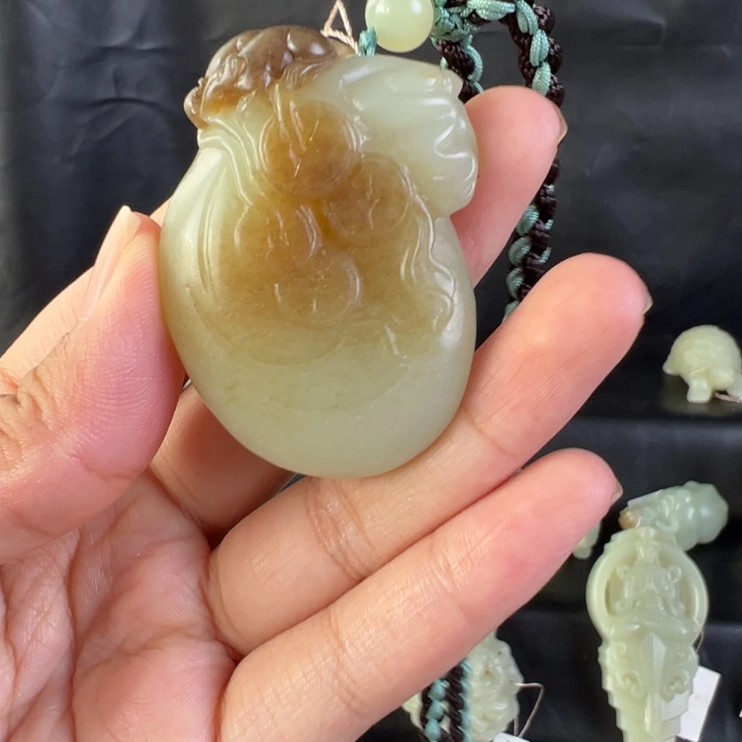 颈饰未镶嵌和田玉（糖玉）