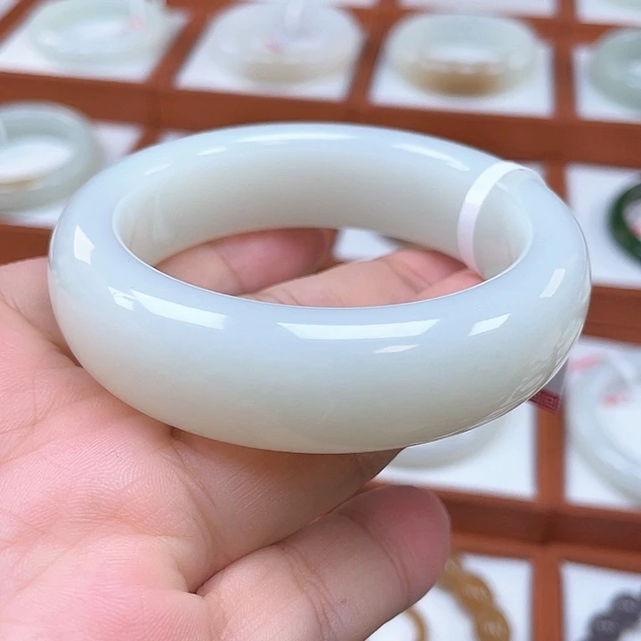 和田玉未镶嵌手镯羊脂级别