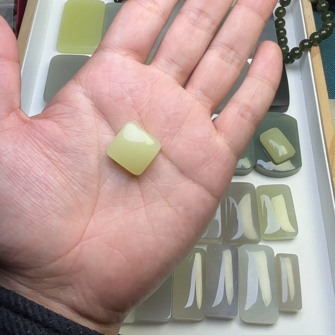静***儿和田玉未镶嵌颈饰