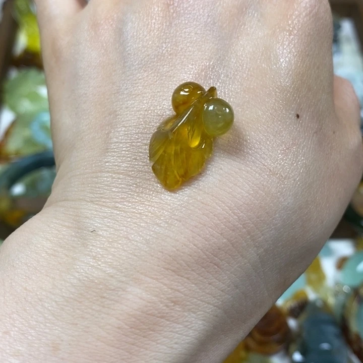 蛇纹石玉未镶嵌吊坠