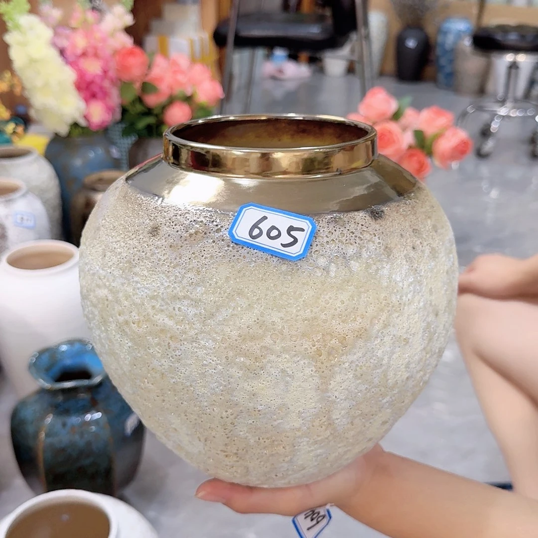 605号陶瓷高20厘米微瑕一个