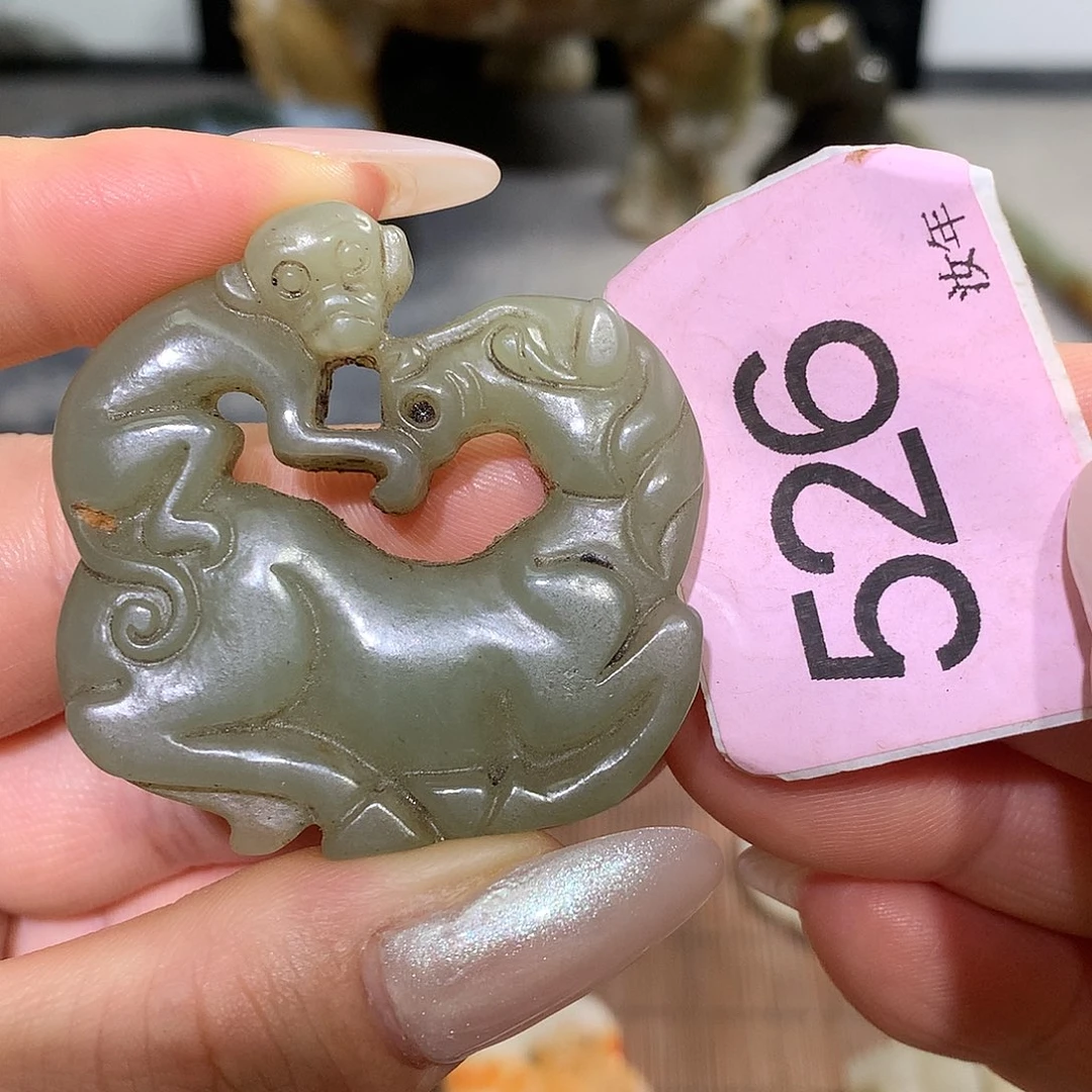 颈饰未镶嵌和田玉乔****?