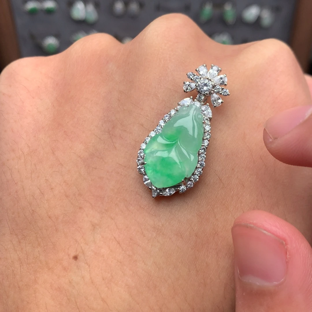 翡翠未镶嵌颈饰你是