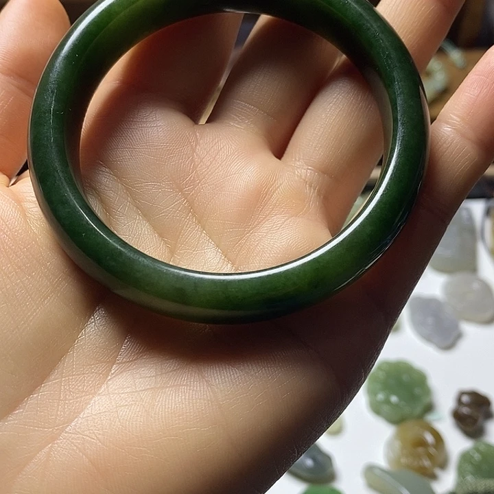 只***话和田玉（碧玉）未镶嵌手镯