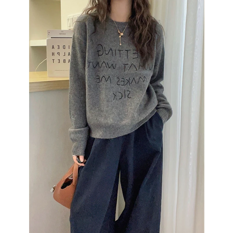 字母刺绣设计感软糯毛衣女秋冬新款胖MM宽松慵懒风长袖针织打底衫