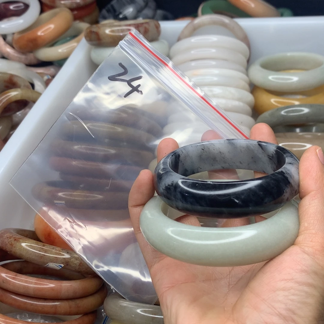 慕***漓石英质玉未镶嵌手镯24