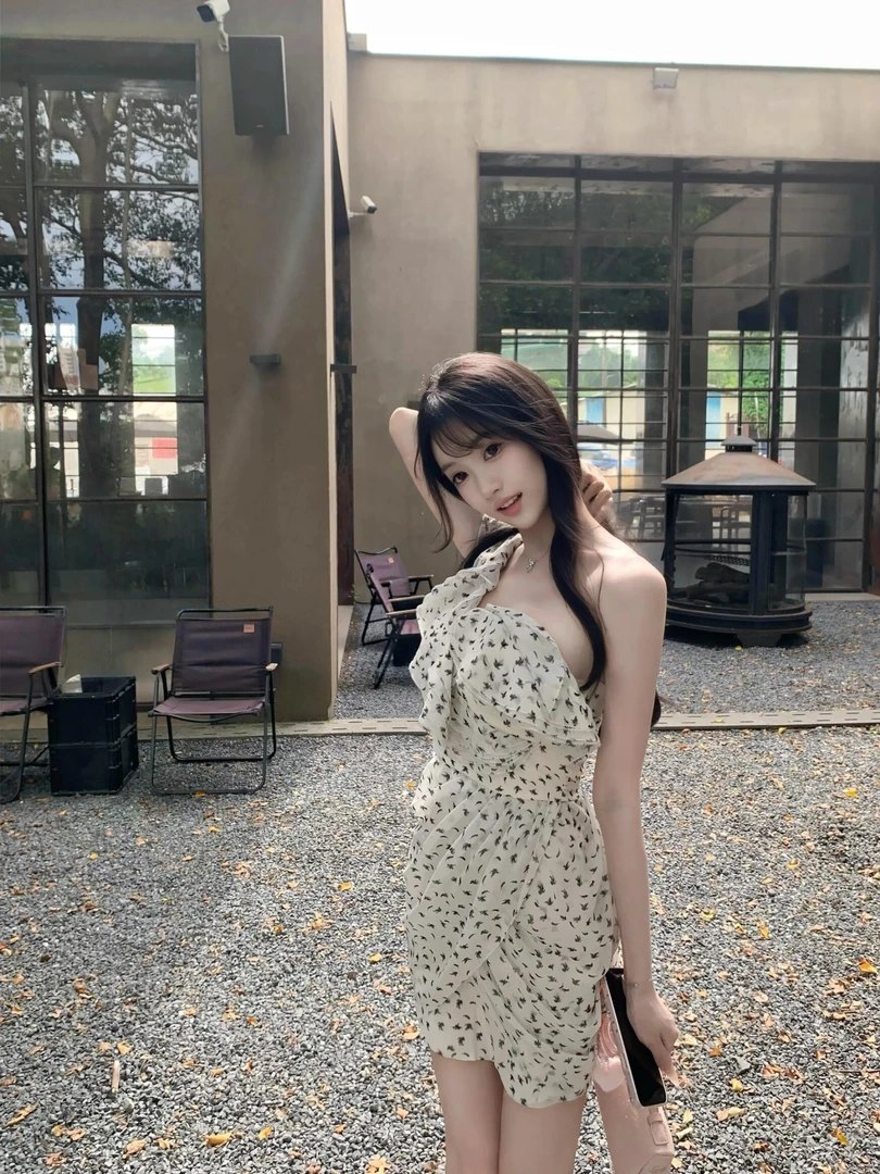 法式复古纯欲风荷叶边斜肩碎花连衣裙收腰显瘦辣妹性感包臀短裙女