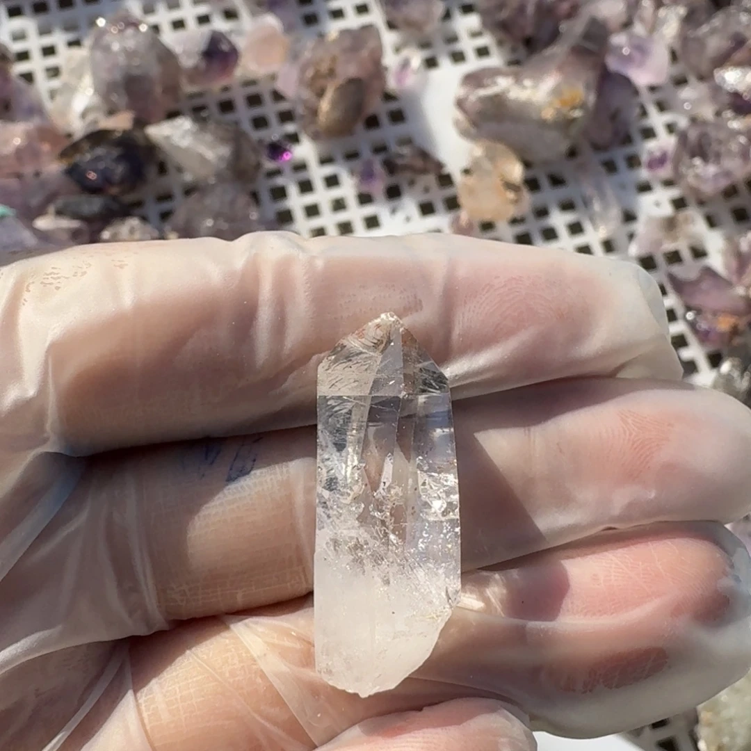 m***i石材放漏原石的一个