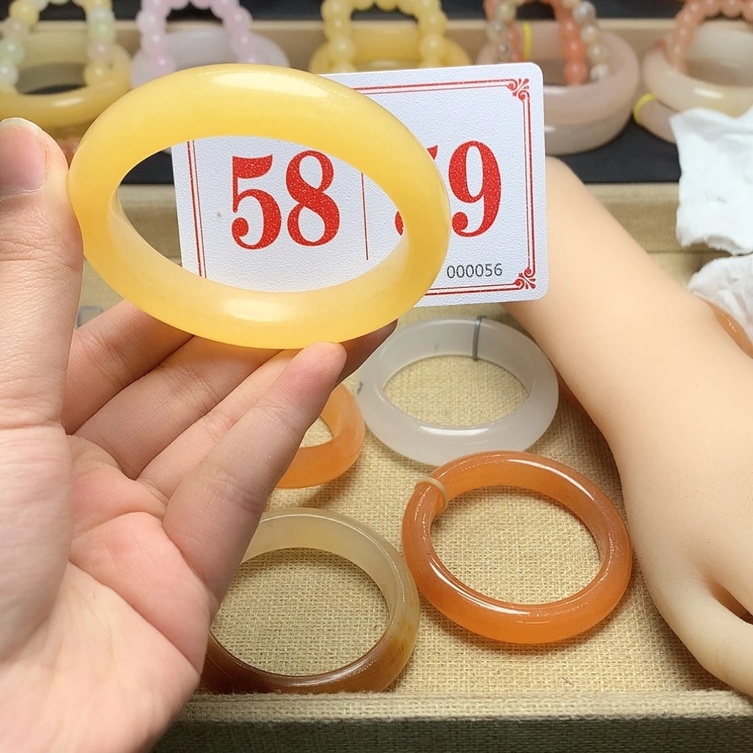 未镶嵌石英质玉（黄龙玉）手镯