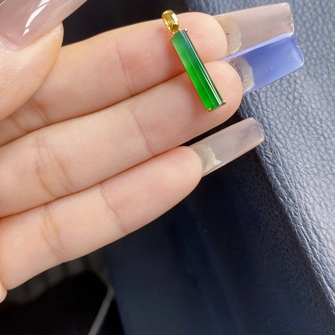 翡翠18K金镶嵌颈饰翡翠