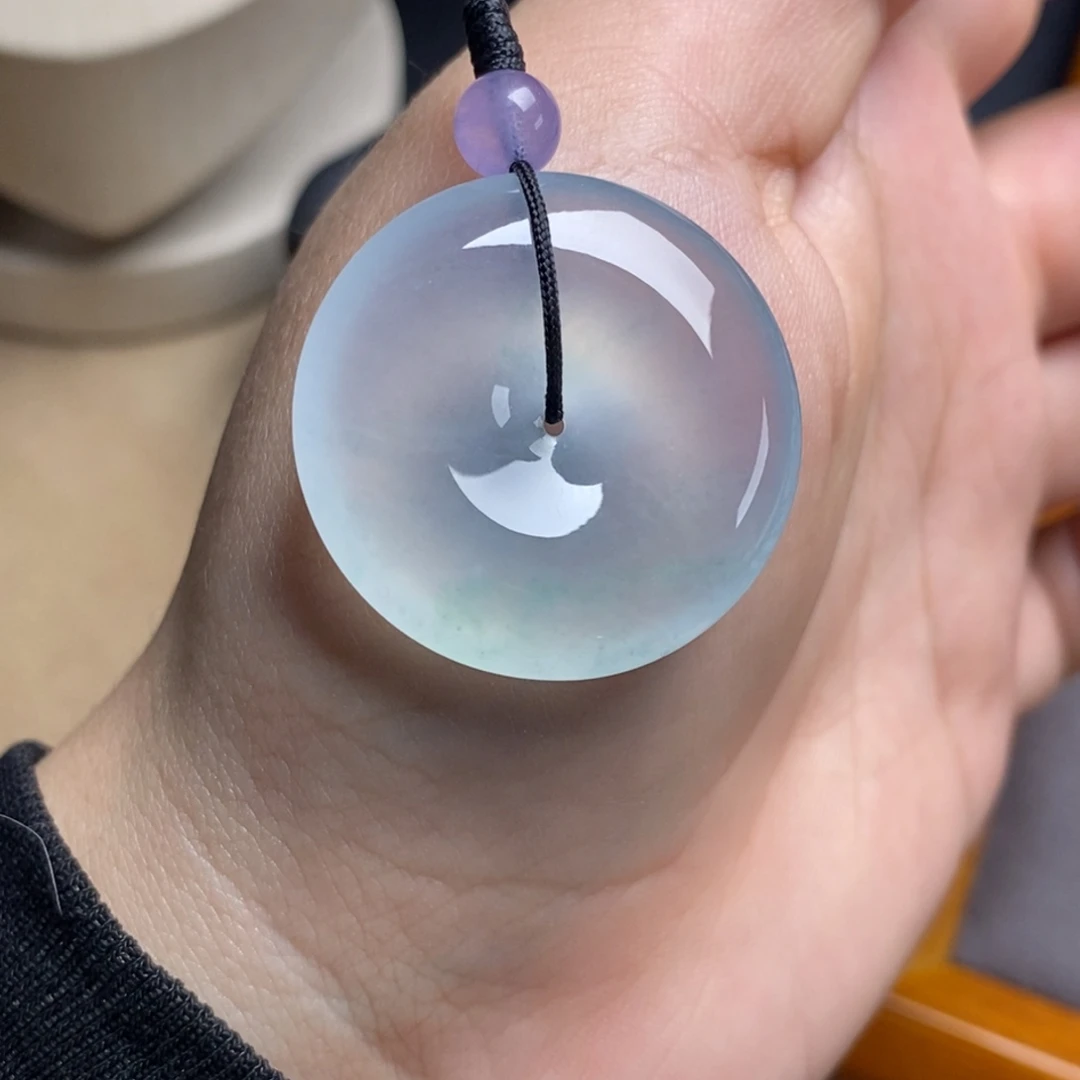 翡翠未镶嵌颈饰高冰白底飘绿花清冷大气平安扣