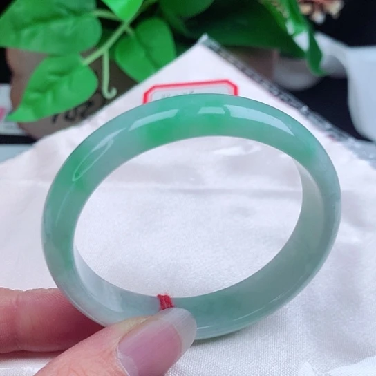 翡翠手镯未镶嵌      贵妃55 晴底飘阳绿