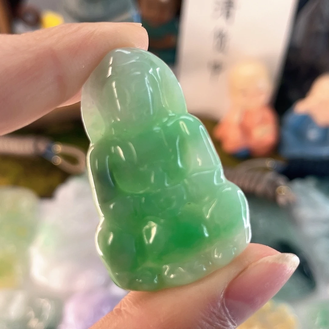 翡翠未镶嵌颈饰观音