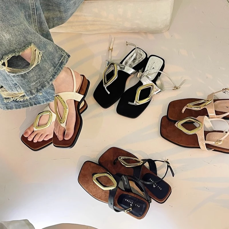 美猫汇真皮底夹趾坡跟2025新款法式金属扣不累脚厚底罗马凉鞋女夏