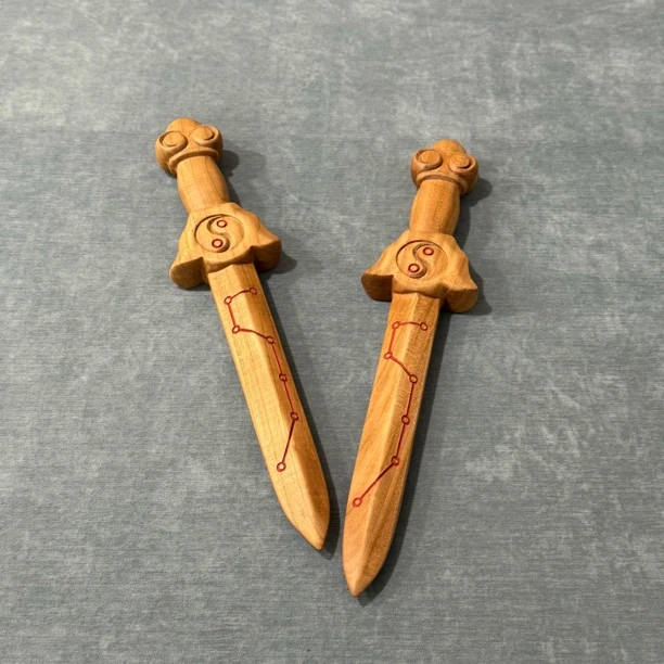 如意元宝剑桃木老料朱砂款 老桃木手工雕刻七星 一体剑 无漆 实木