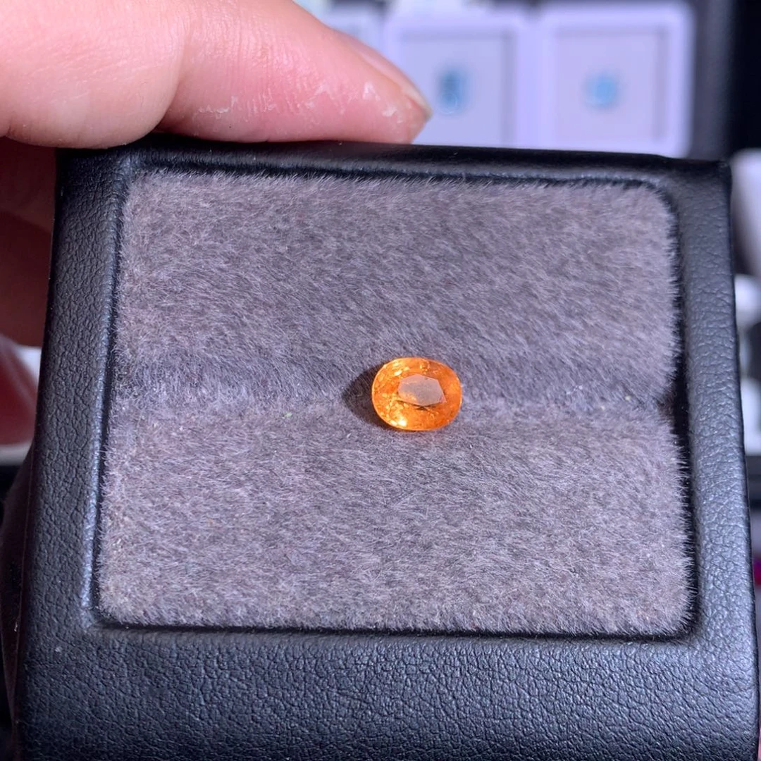 未镶嵌裸石石榴石（芬达石）1.82ct