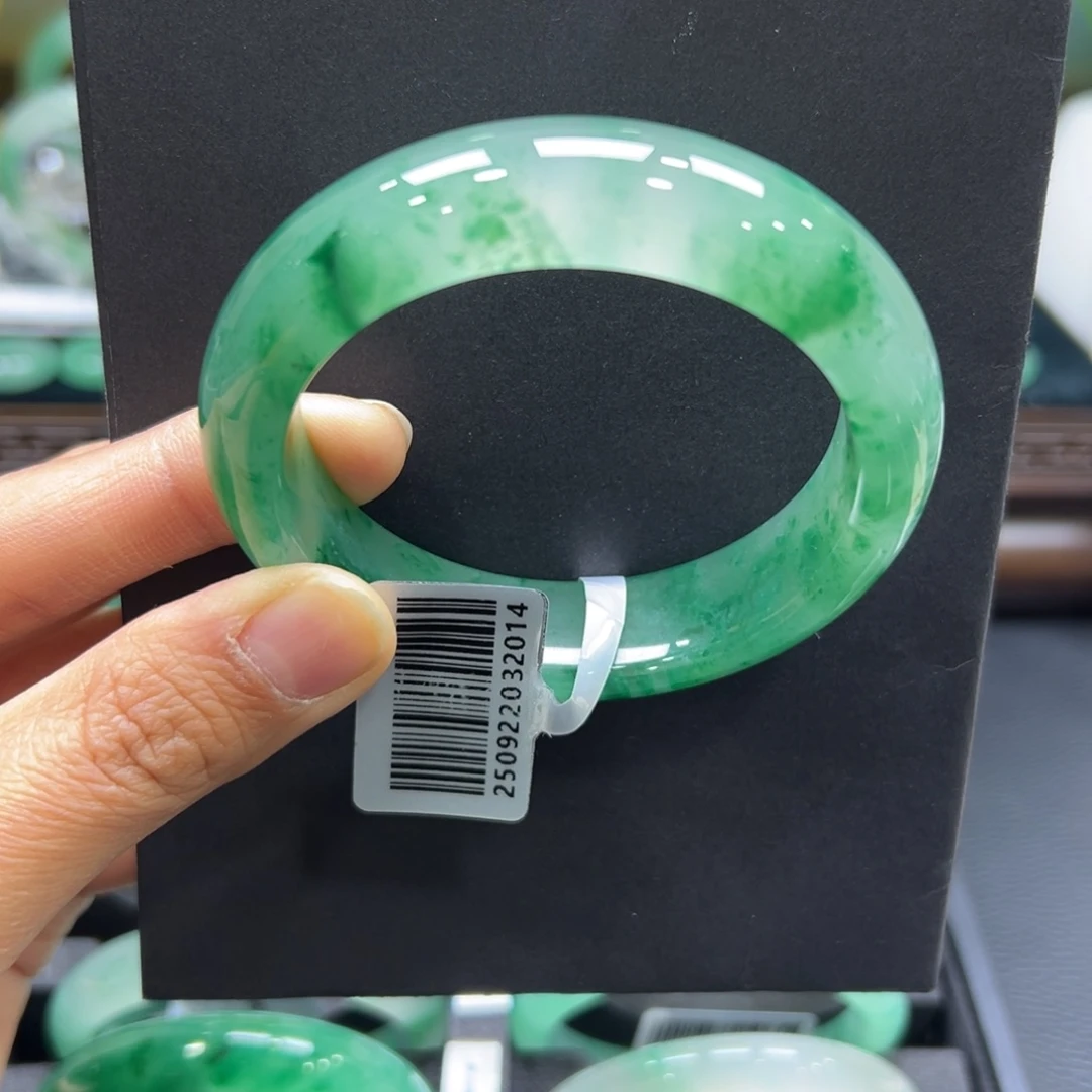 加***橘石英质玉未镶嵌手镯