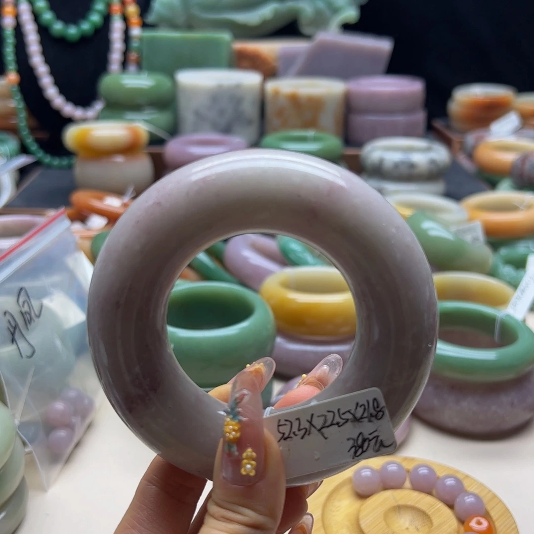 苏***雪石英岩玉未镶嵌手镯