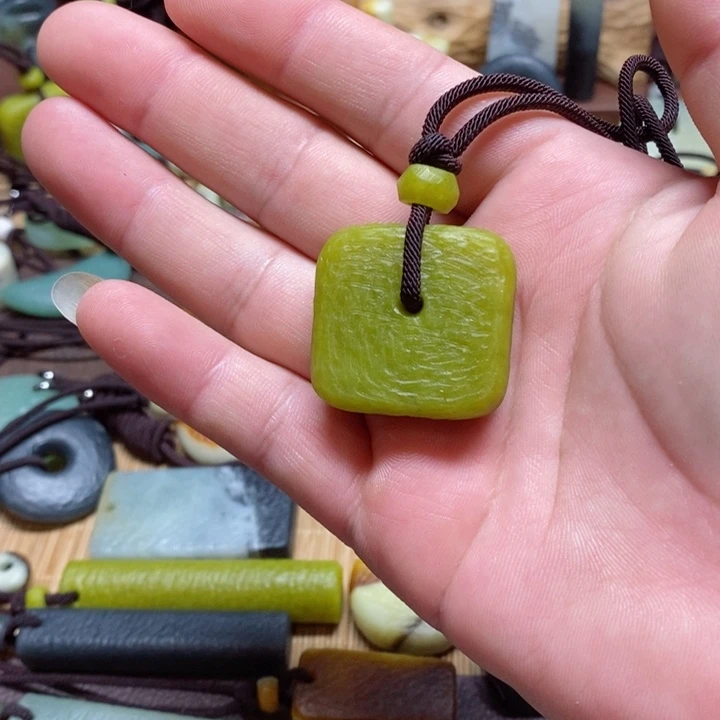 蛇纹石玉挂件未镶嵌