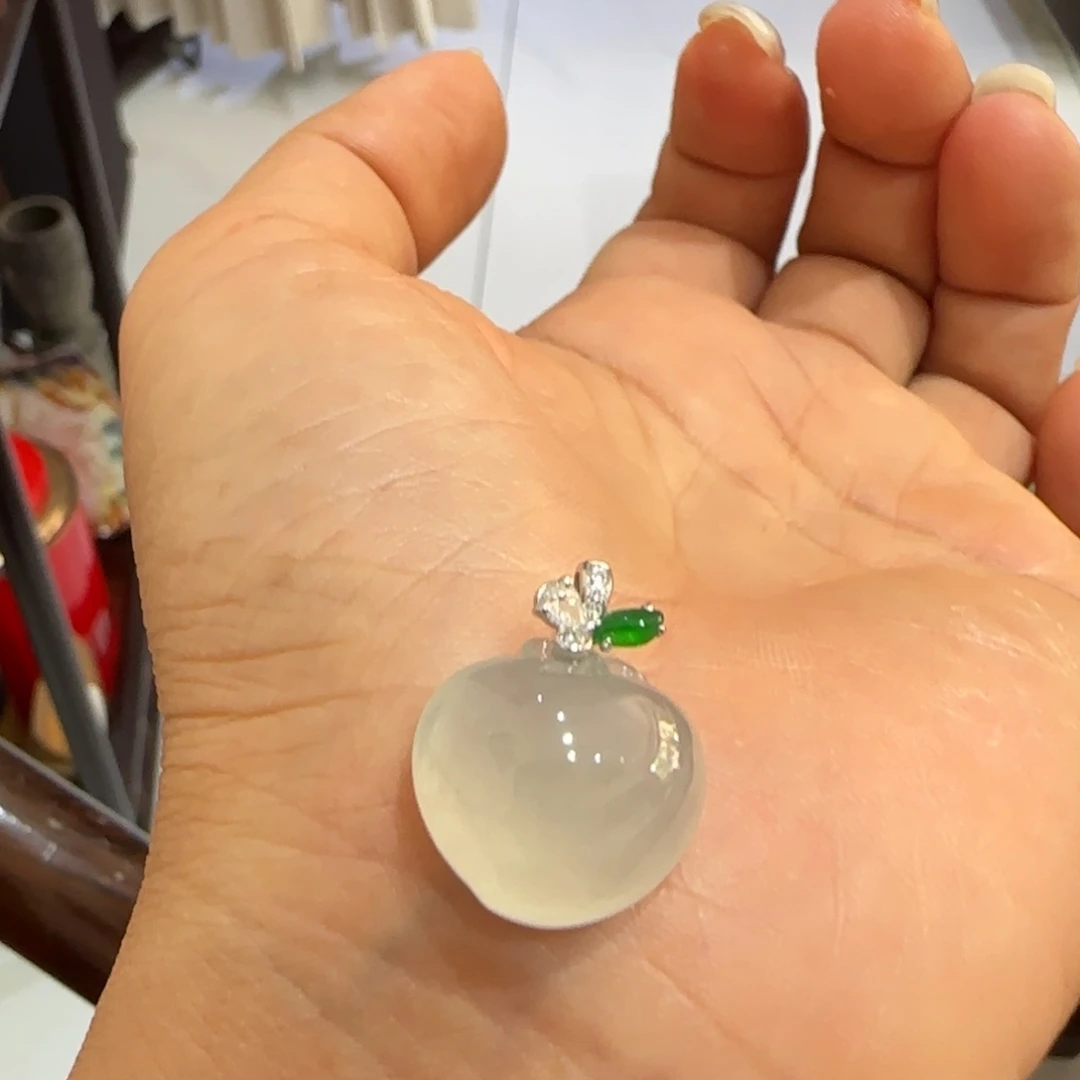 颈饰18K金镶嵌翡翠苹果