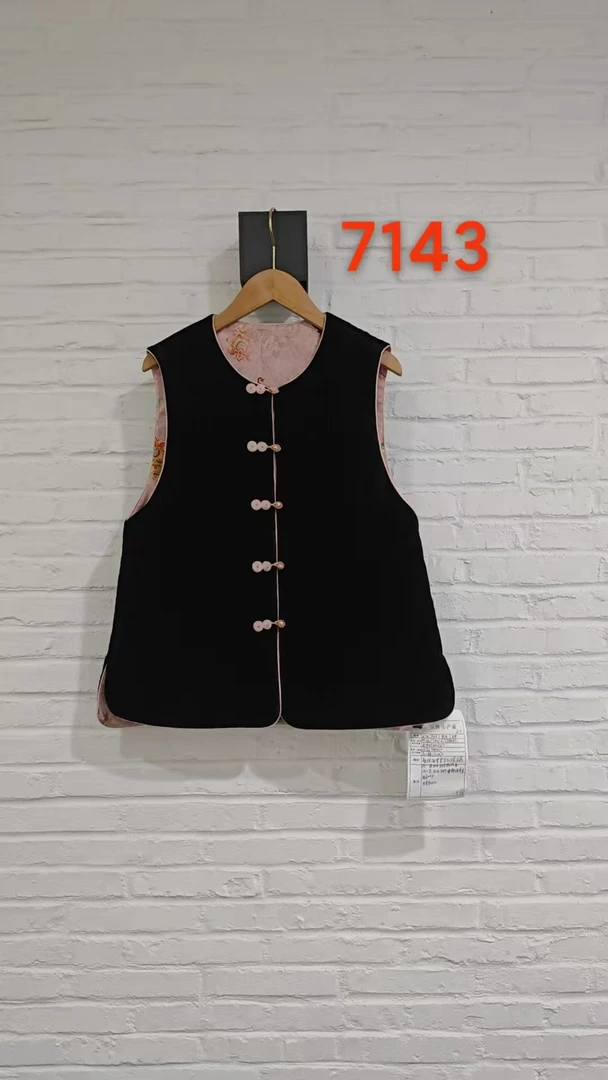 《珊珊定制》《ELFBOX》2025冬季新款重工气质新中式加厚夹棉马甲7143