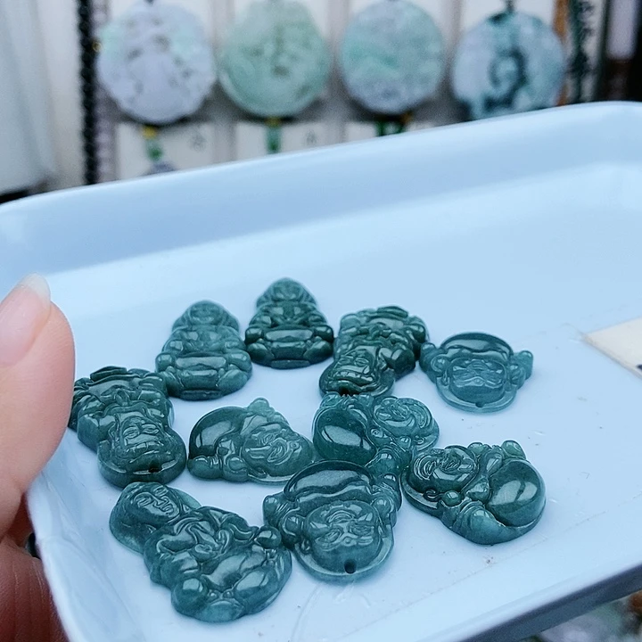 颈饰足铂镶嵌翡翠翡翠