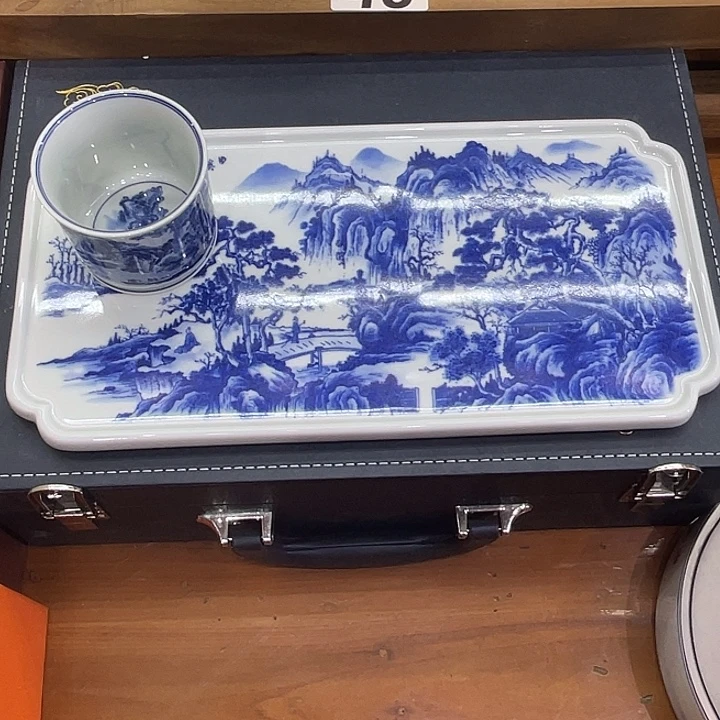 小***儿青花春山图主人杯4个干炮台1，提梁壶一个