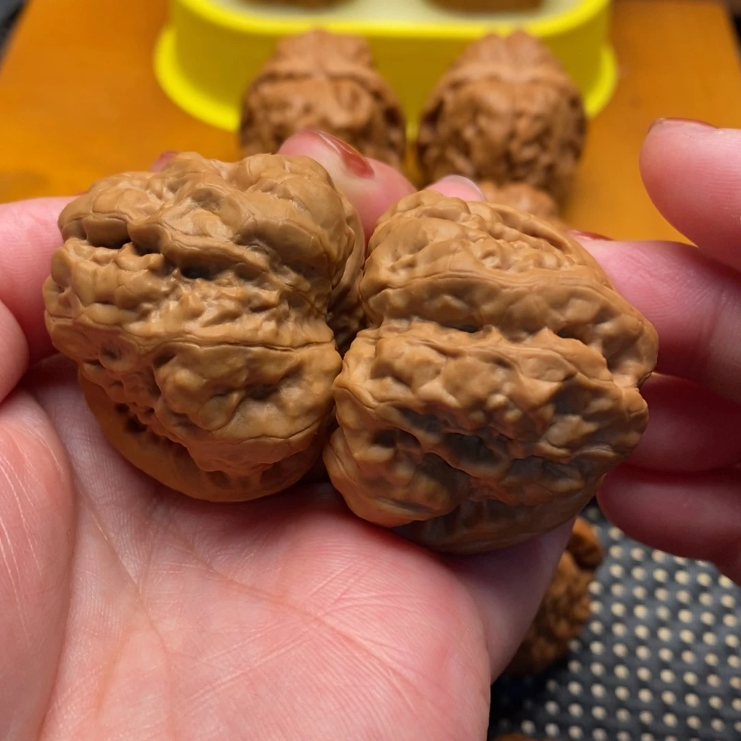 A***术文玩核桃把件边40左右