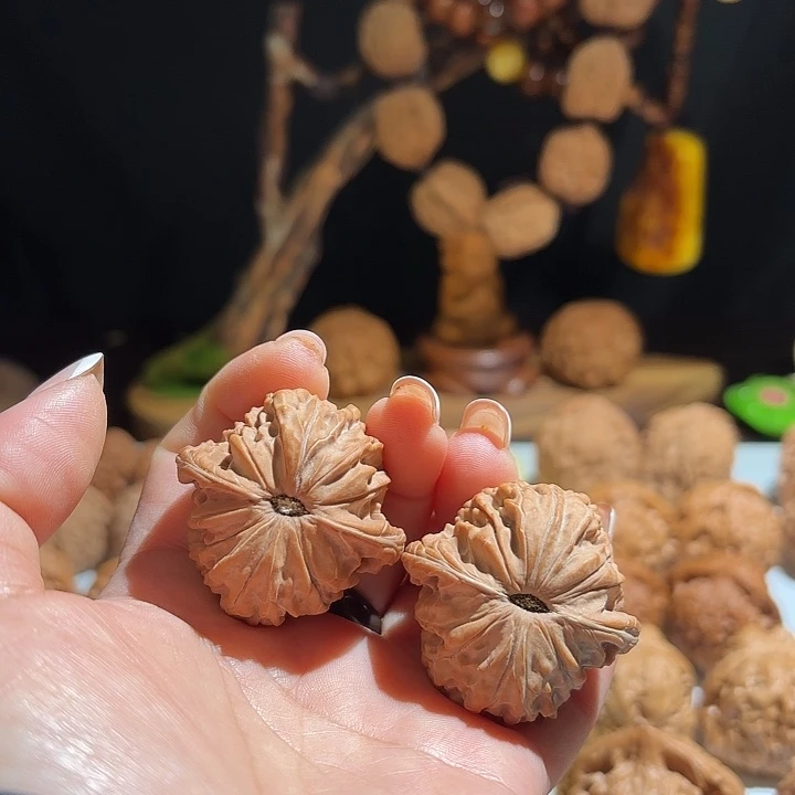 清***识核桃文玩核桃磨盘一对40山地磨红皮