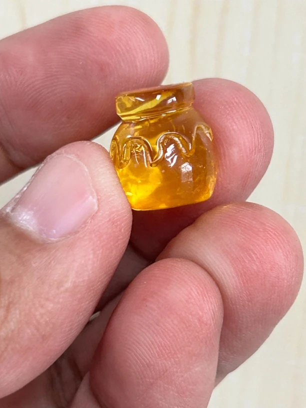 琥珀蜜蜡蜜料红雕刻件1.59克