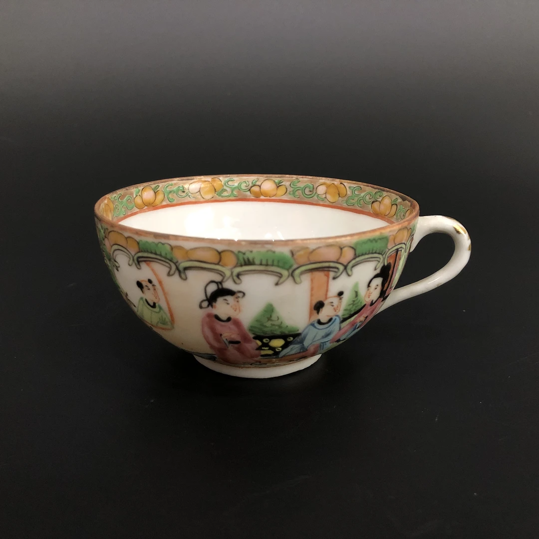 25120535 清晚期广彩开窗人物花鸟纹把杯 口径8.7cm高4.5cm