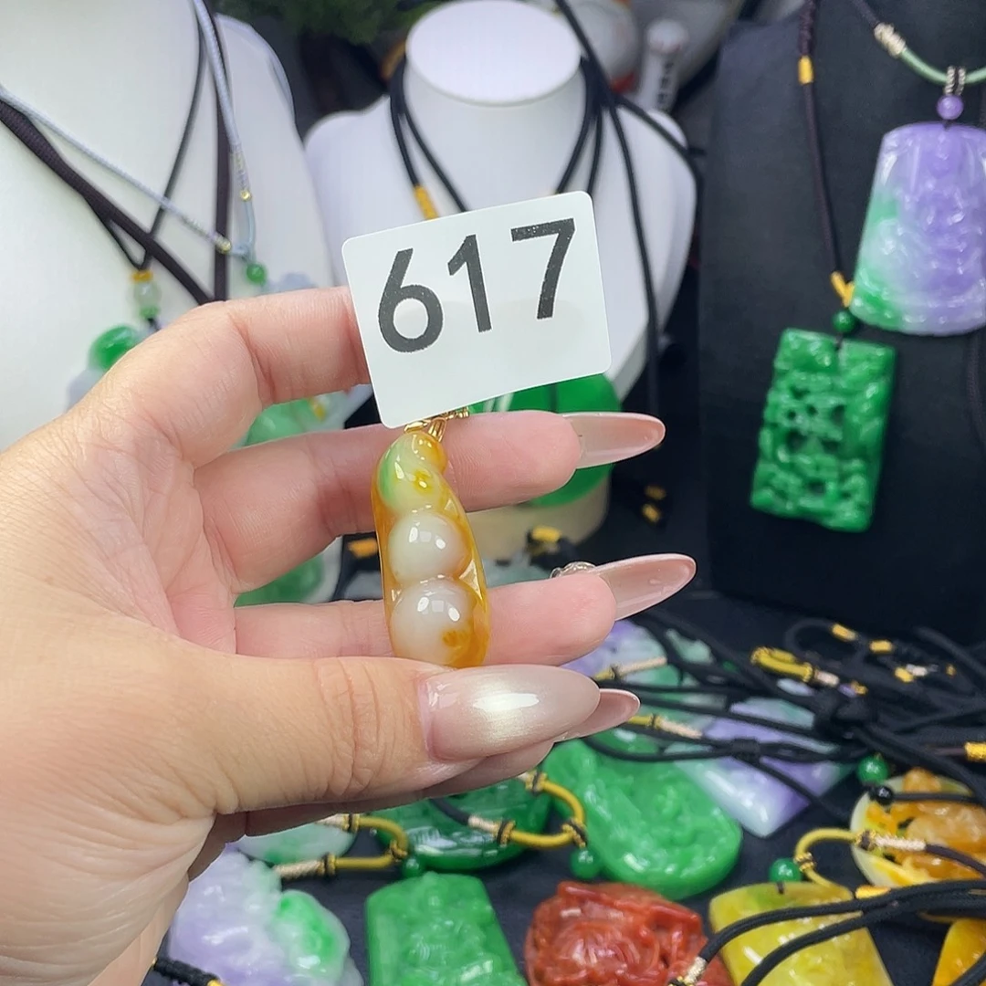 翡翠未镶嵌吊坠(赠链)