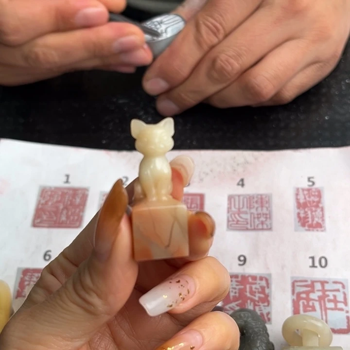 小***兔寿山石印石现场纯手工制作工艺精美