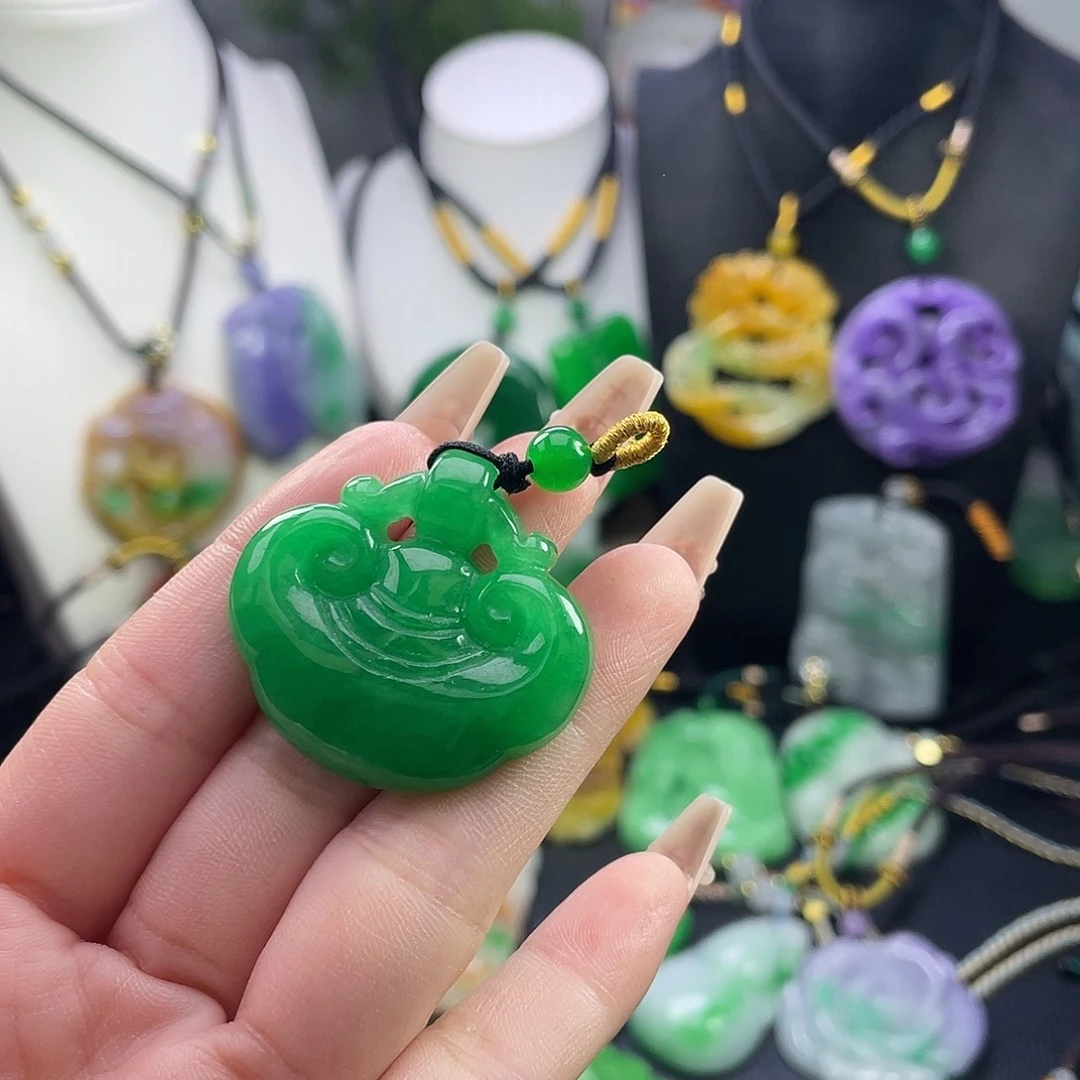 翡翠未镶嵌吊坠(赠链)