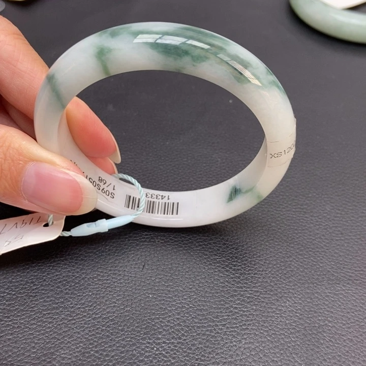 翡翠手镯未镶嵌豆****?55-56正圈