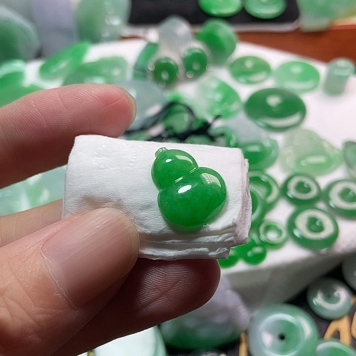 翡翠未镶嵌颈饰葫芦