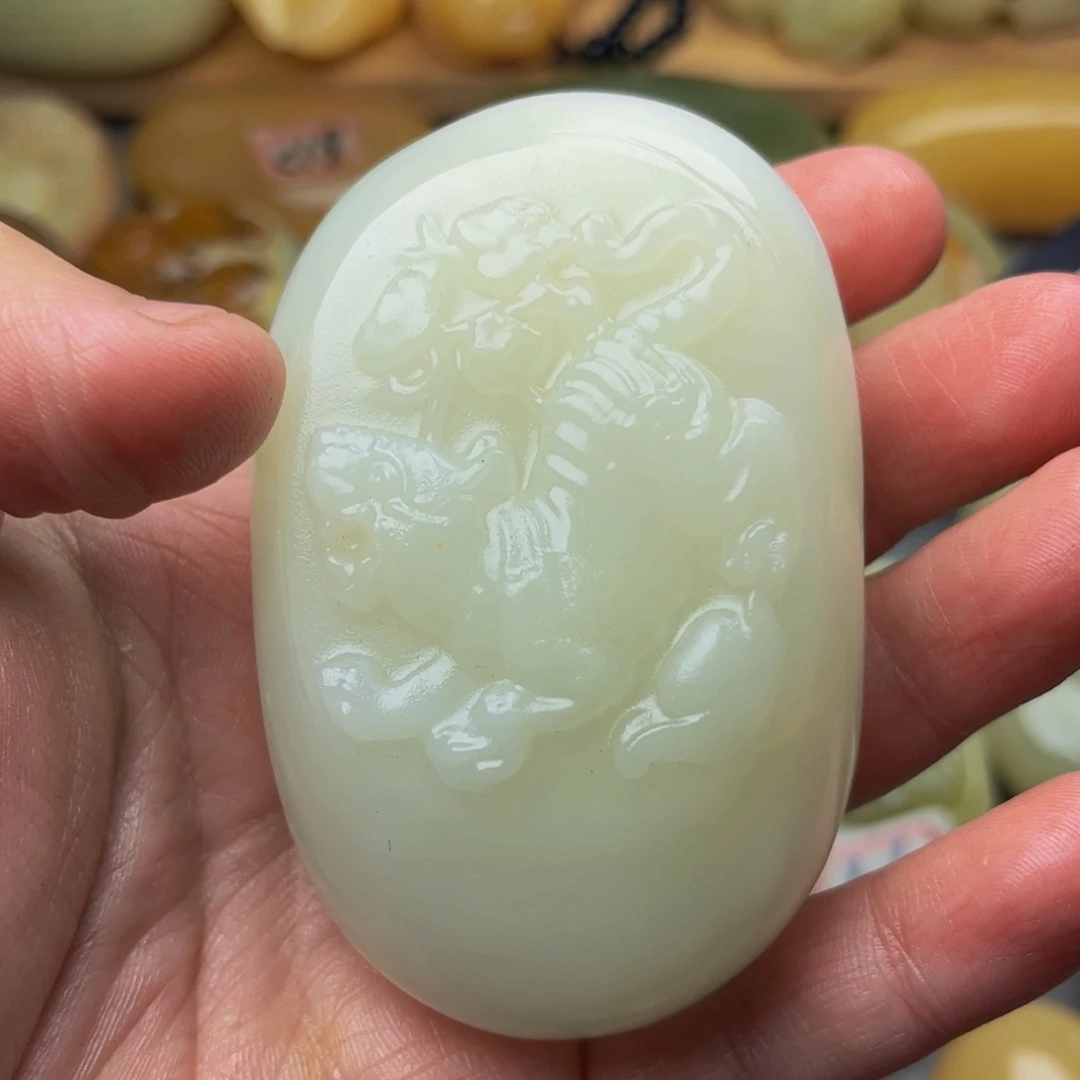 无***果石材方解石手把件虎